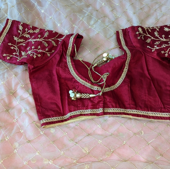 Golden netted saree with blouse for wedding season - Picture 5 of 6